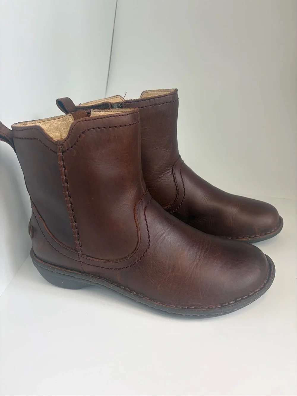 UGG Women’s Brown Leather Boots Size 7